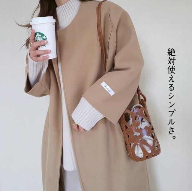 パフィータッチハイネックチュニックにベージュのコートを羽織ったコーデ