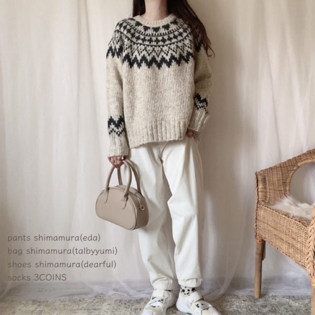 白のフェアアイルクルーネックセーターとパンツの全身コーデ