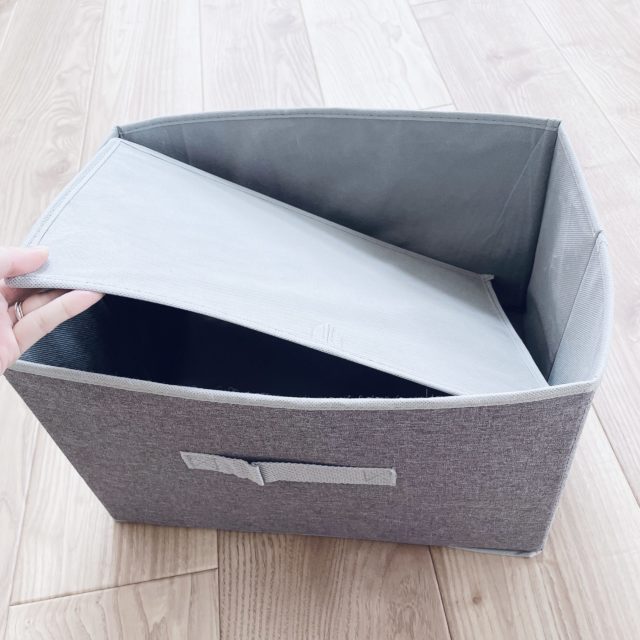 BOXに底板を入れる写真