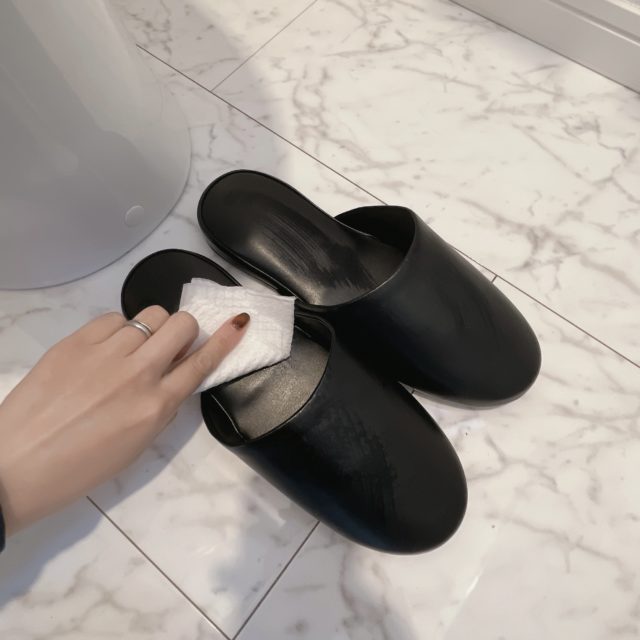 スリッパを拭いて掃除する写真