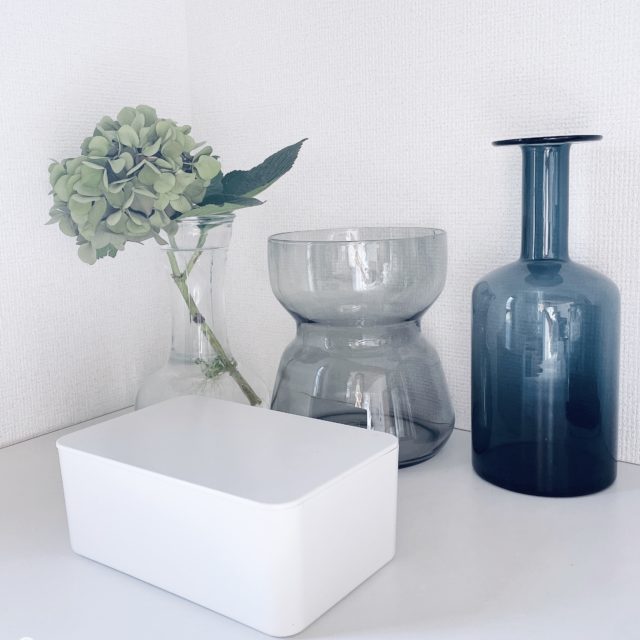 花器や紫陽花と一緒にケースを撮った写真