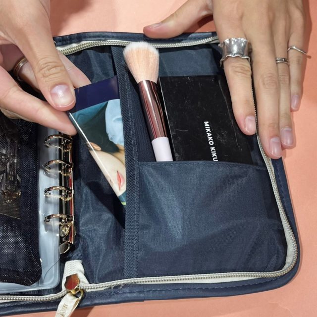 マルチケースの後ろ側のポケットに物を入れている