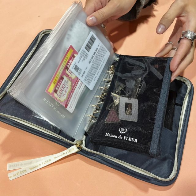 バインダーケースにリフィルケースとメッシュケースをはめている