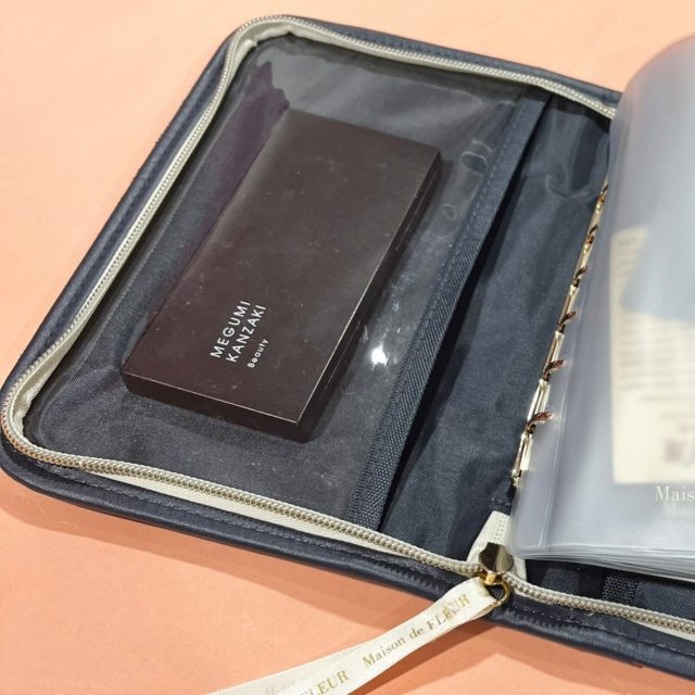 クリアポケットにケースを入れている