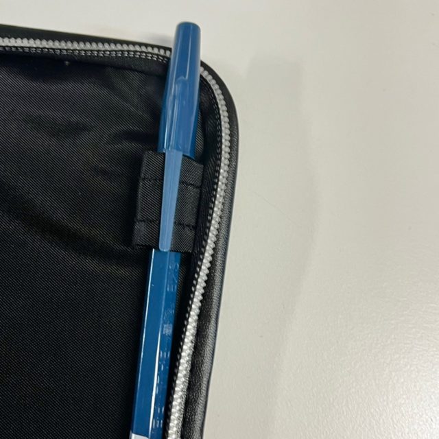マルチケースのペン差しのわっかにペンをさしている