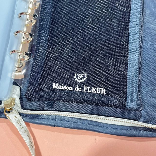 マルチケースの後ろ側にあるブランドロゴ