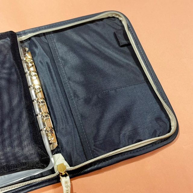 マルチケースの後ろ側のポケット