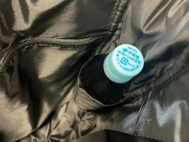 バッグの内ポケットにペットボトルを入れている