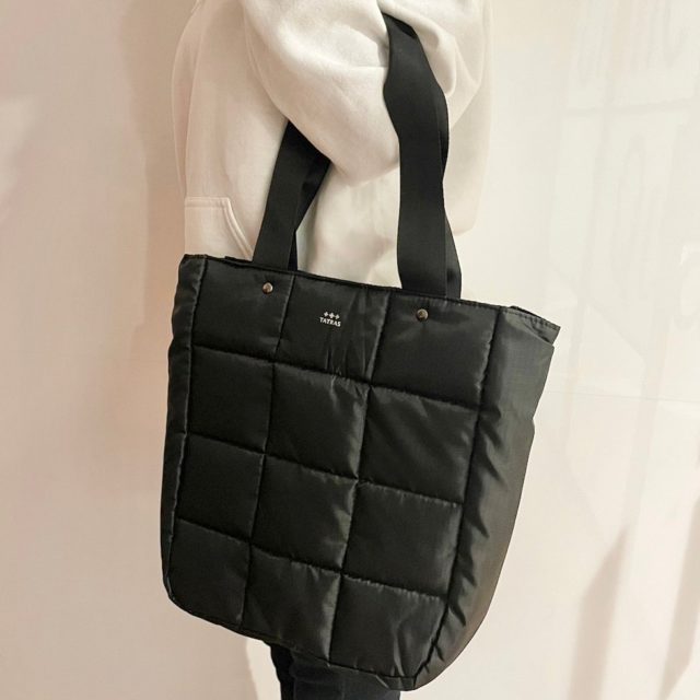 バッグを持っている