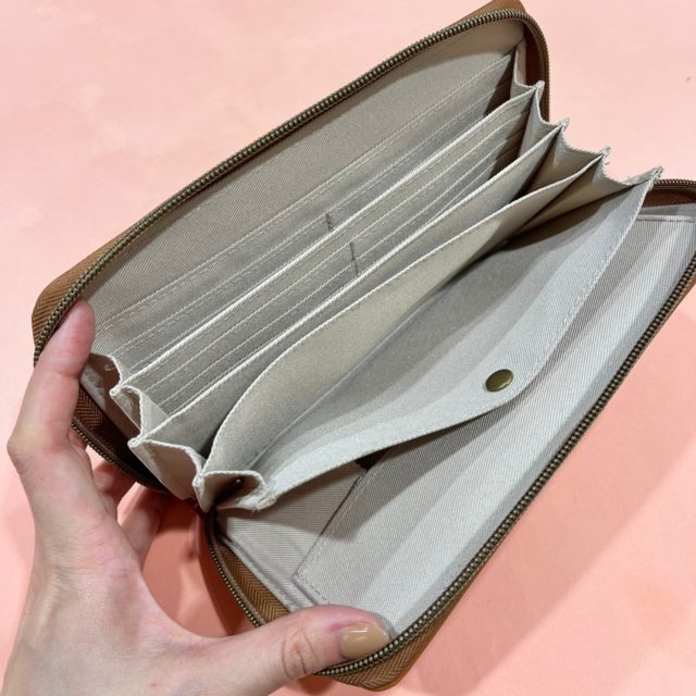 財布の中を見せている