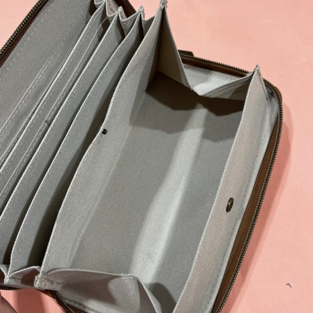 財布の中のコインケースを開いている