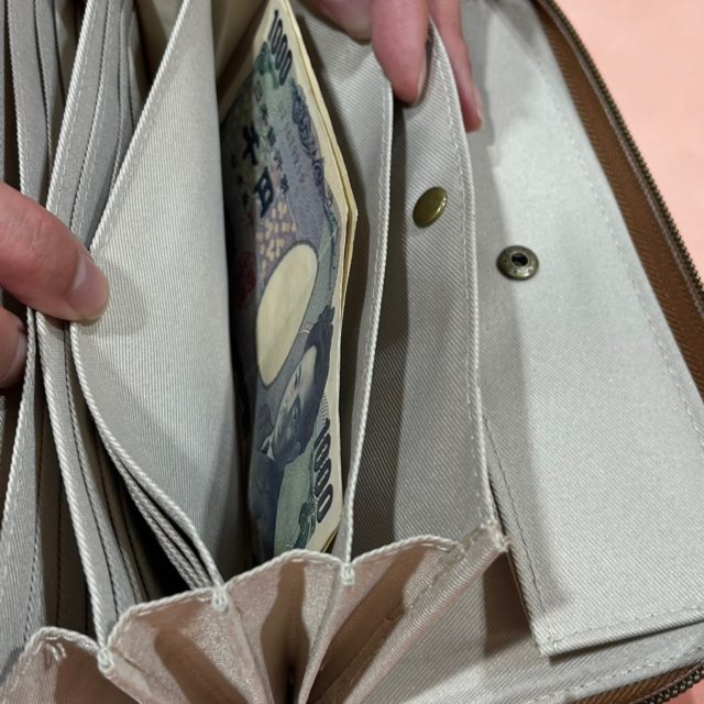 財布の真ん中の収納ポケットにお札を収納している