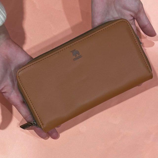 モズの財布を持っている