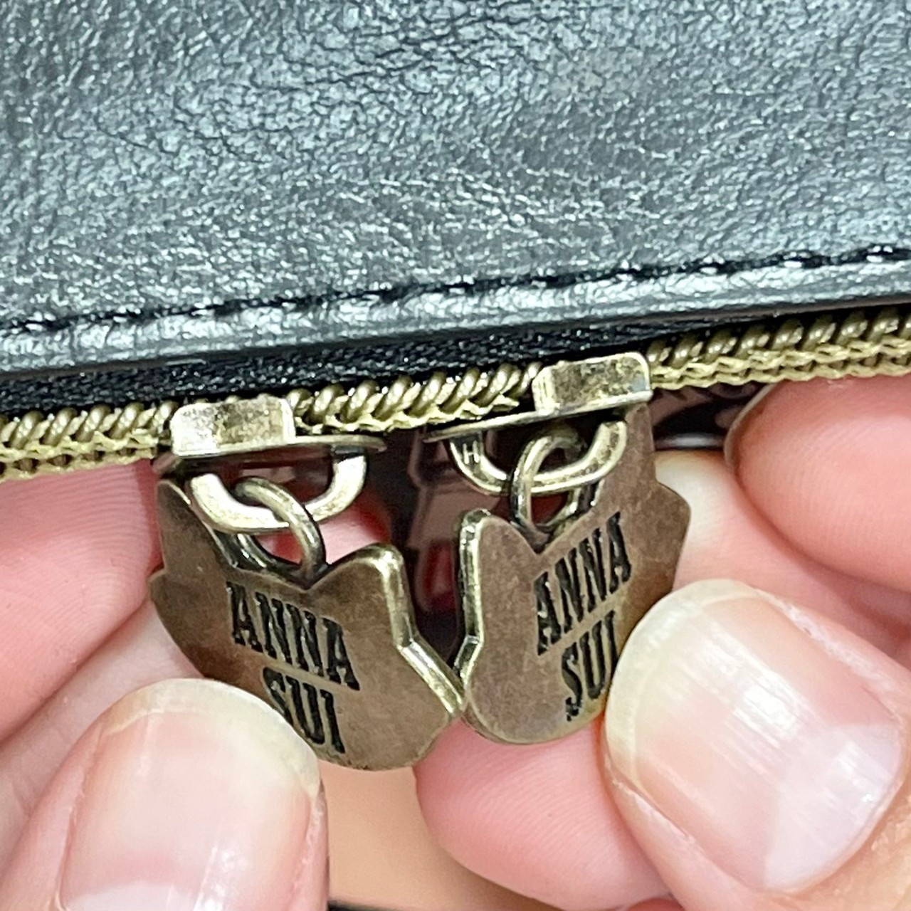 ANNA SUIバニティポーチチャームの裏側にはアナスイの刻印