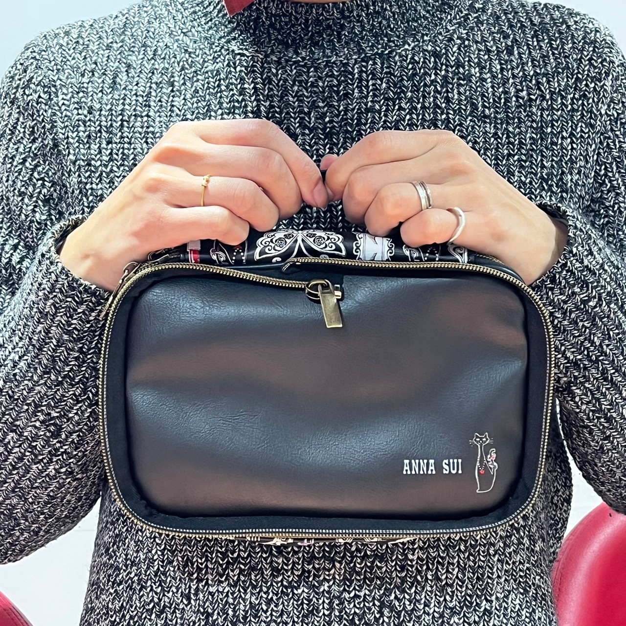 バラバラにしたANNA SUIバニティポーチを持っている