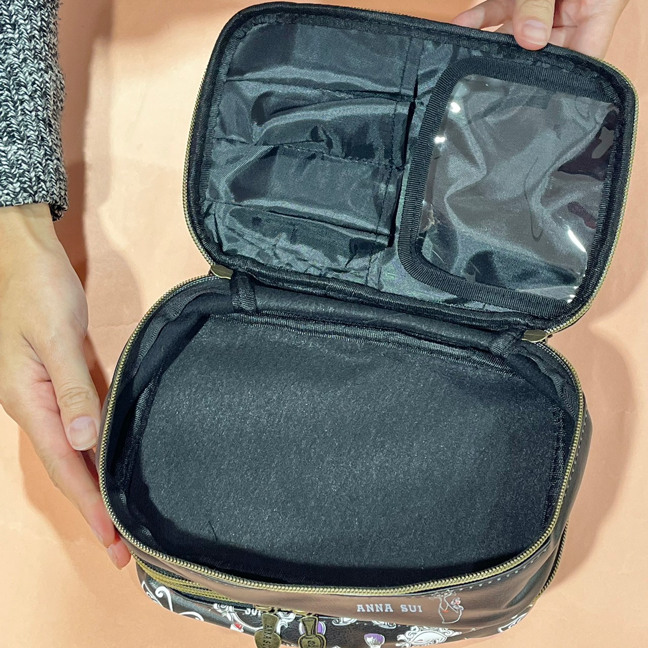 ANNA SUIバニティポーチの内側