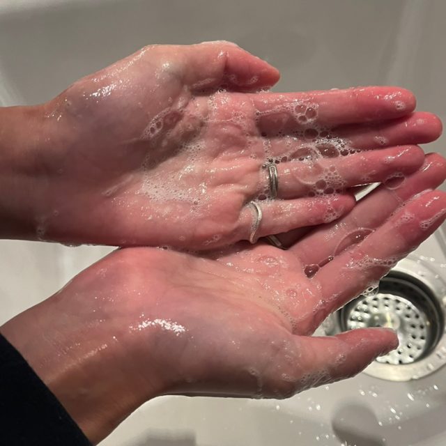 ハンドウォッシュで手を洗っている様子