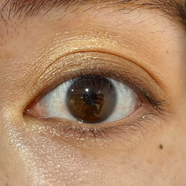 01 本命のブラウンでメイクした正面画像