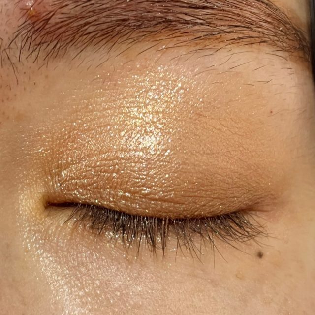 01 本命のブラウンでメイクした目を伏せている様子