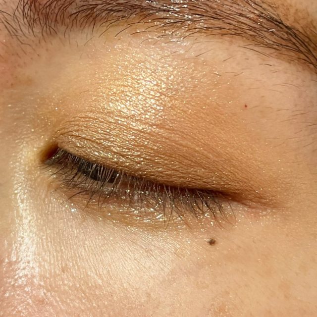 01 本命のブラウンでメイクした目の横からの画像