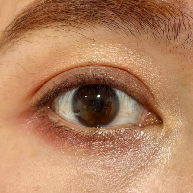 02 駆引きのピンクでメイクした目の正面画像