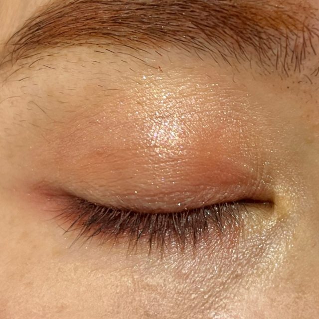 02 駆引きのピンクでメイクした目を伏せている様子