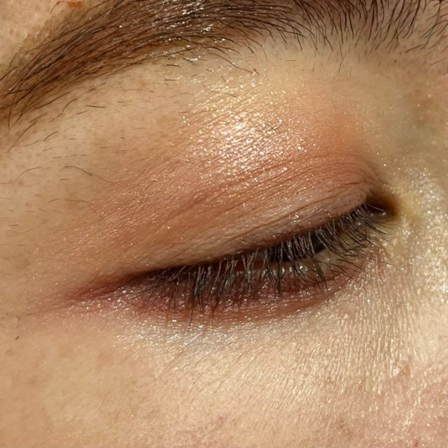 02 駆引きのピンクでメイクした目の横からの画像