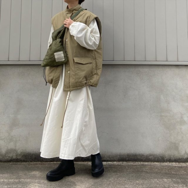 しまむらのライトカーキの「ナイロンパテッドベスト」