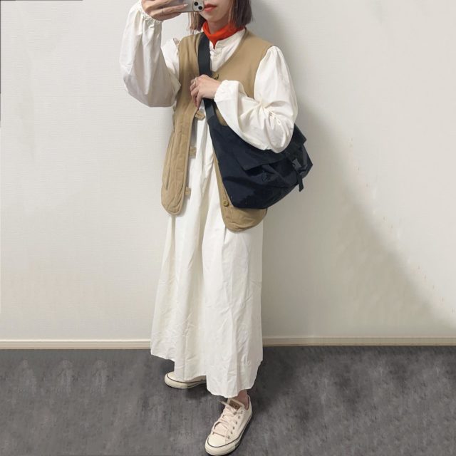 リバーシブルベスト×しまむらのホワイトの「ピーチギャザーワンピース」