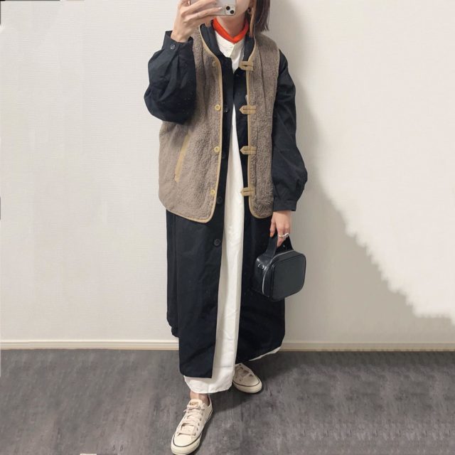 ツイルワッシャーステンカラーコート×しまむらのホワイトの「ピーチギャザーワンピース」