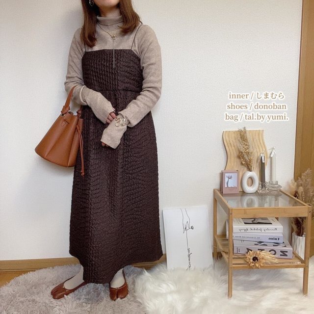 指穴ニット×しまむらのダークブラウンの「ジャガードキャミワンピース」