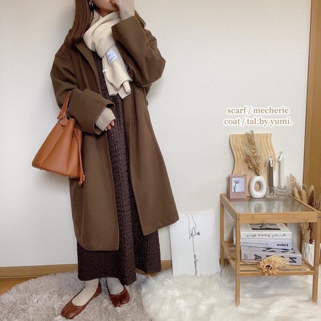 ロングコート×しまむらのダークブラウンの「ジャガードキャミワンピース」