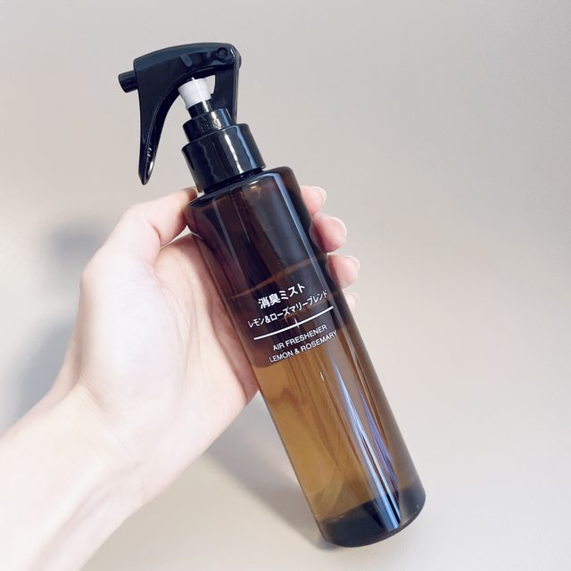 ミストを手で持った写真