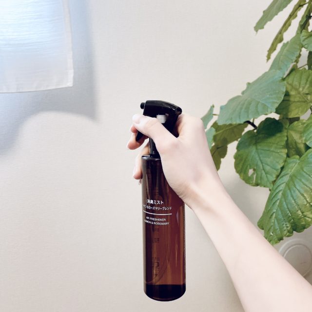 観葉植物を背景にスプレーする写真