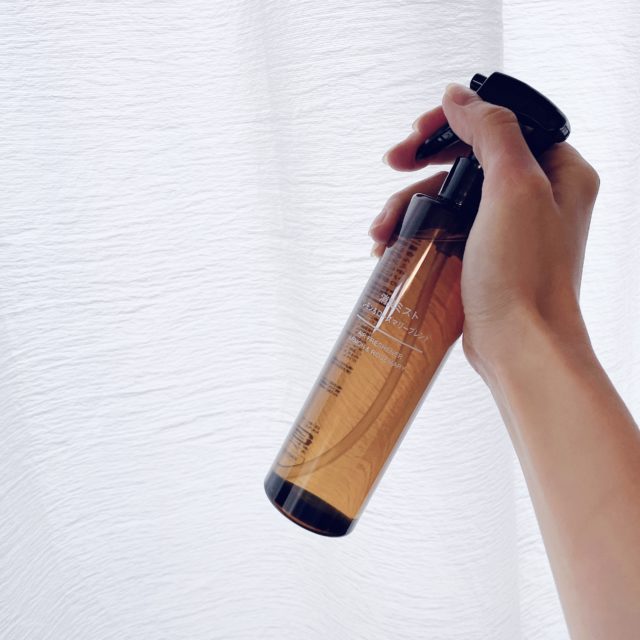 カーテンにスプレーしている写真