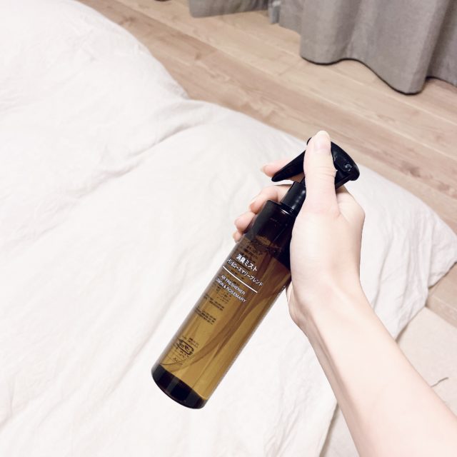寝具にスプレーしている写真