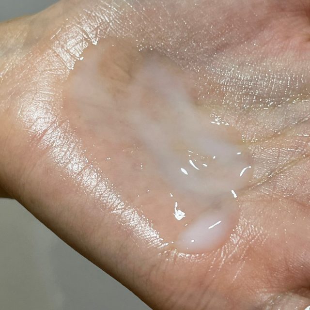 マナラ 薬用リンクルハリスチャーを手のひらで伸ばしている様子