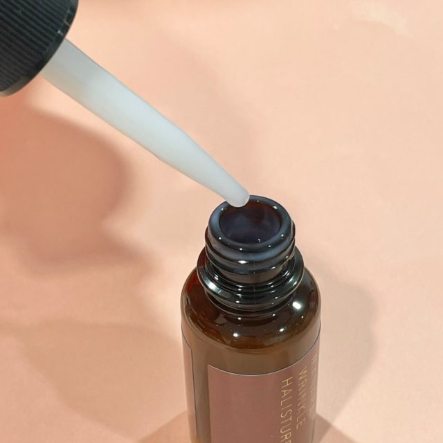 マナラ 薬用リンクルハリスチャーをスポイトでとっている様子