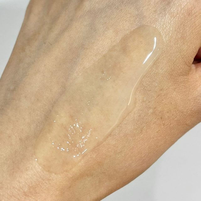 アンプルール ラグジュアリーホワイト 薬用アクティブクリアDを手の甲で伸ばしている様子