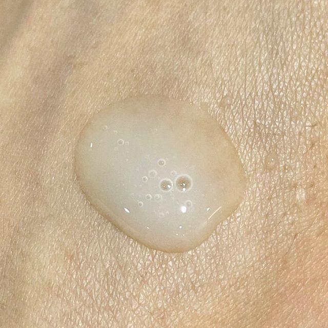 アンプルール ラグジュアリーホワイト 薬用アクティブクリアDを手の甲に出した様子