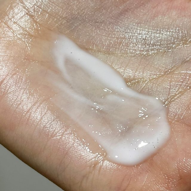 ファンケル ブライトニング エッセンス＜医薬部外品＞を手のひらで伸ばしている様子