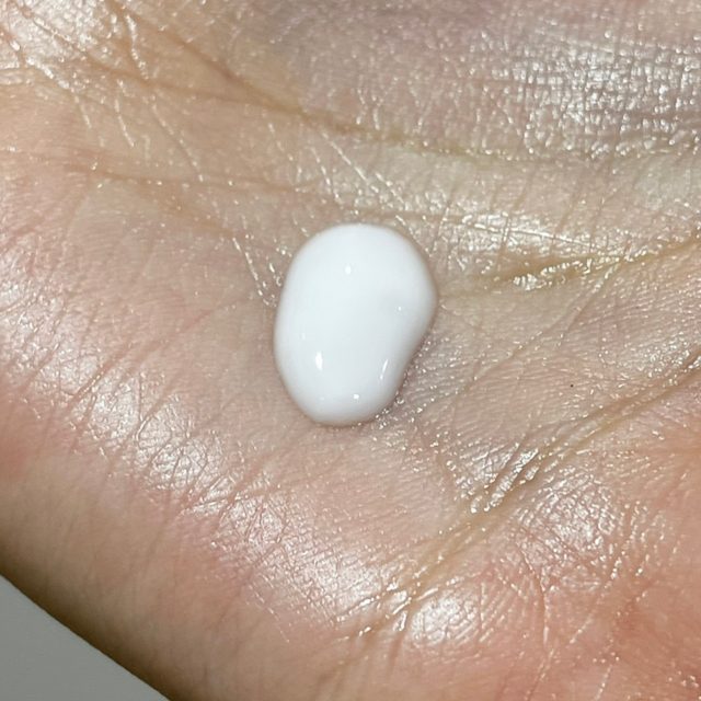 ファンケル ブライトニング エッセンス＜医薬部外品＞を手のひらに出している様子