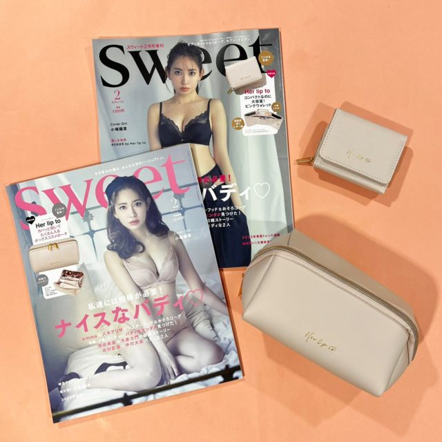 2冊の雑誌とポーチ＆財布