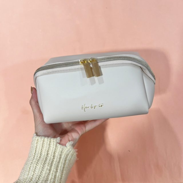 ポーチを片手で持っている様子