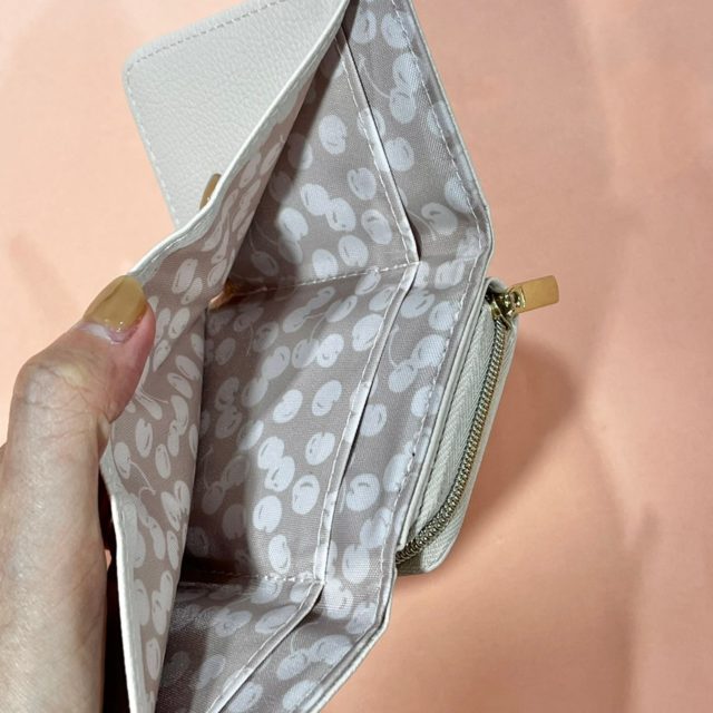 お札入れを開いた状態