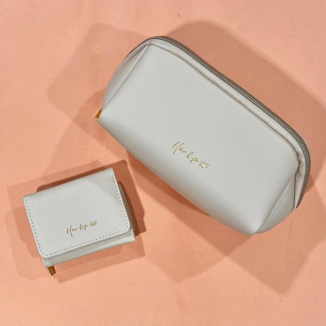 淡いピンクのポーチとミニ財布