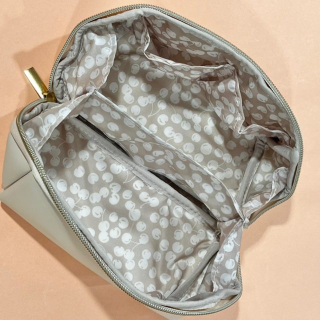 ポーチを開いた状態