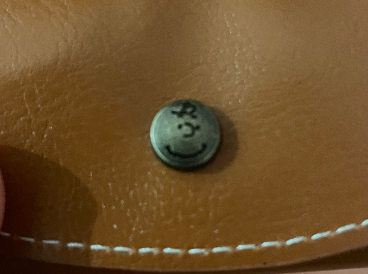 極小財布キャメルのコインケース部分のスナップボタン