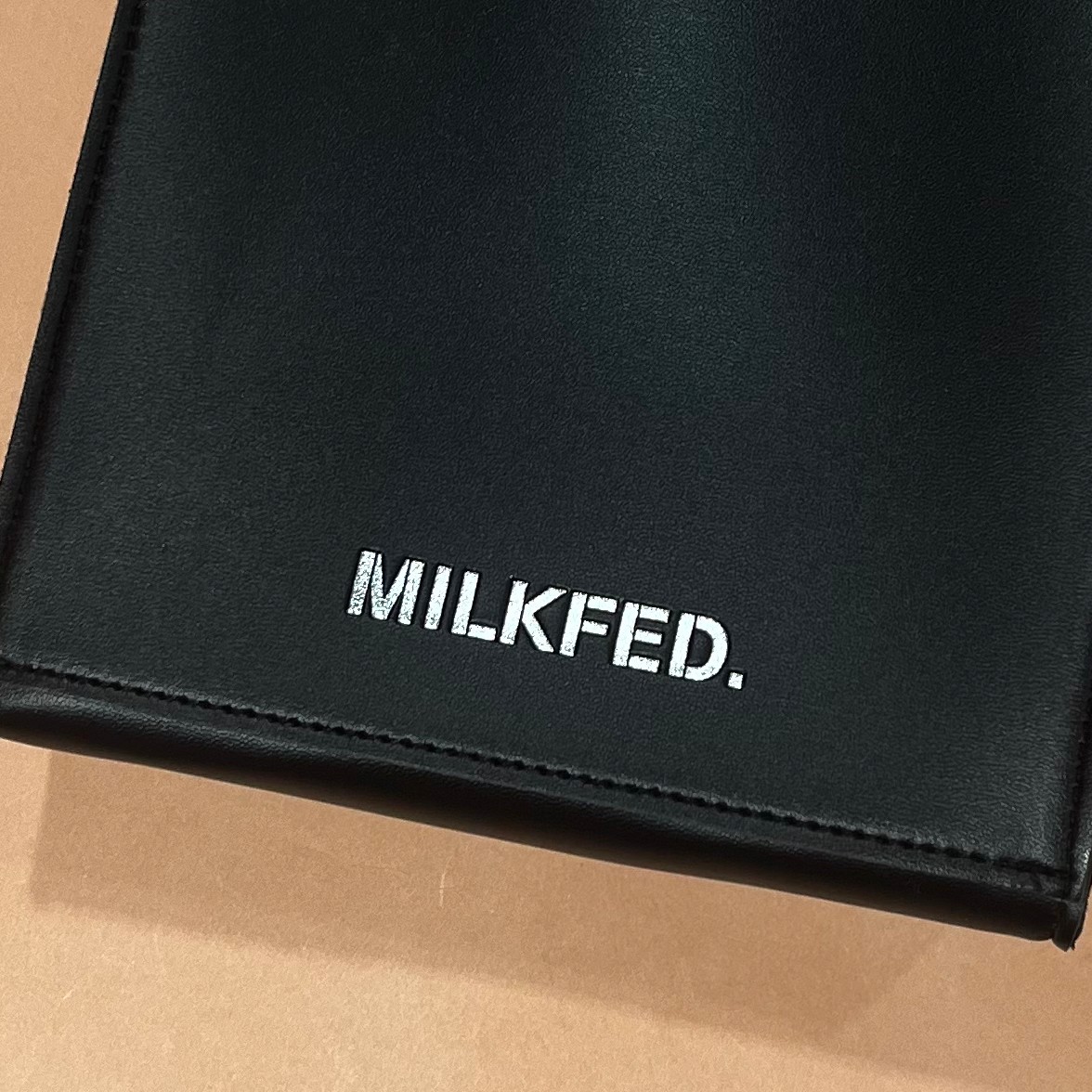 MILKFED. SHOULDER BAG & CARD HOLDER BOOKのショルダーバッグの前面ロゴ