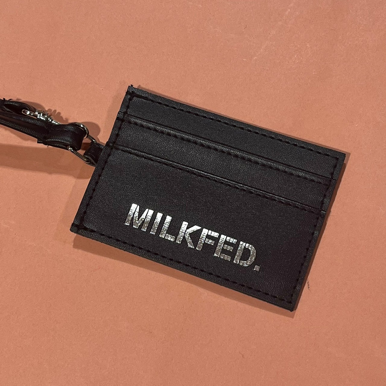 MILKFED. SHOULDER BAG & CARD HOLDER BOOKのカードホルダーの前面ロゴ